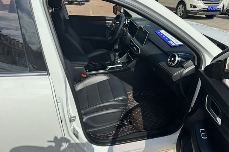 Used MG HS 2019 20T Manual Two-Wheel Drive Luxury Edition China VI Standard Interior 7