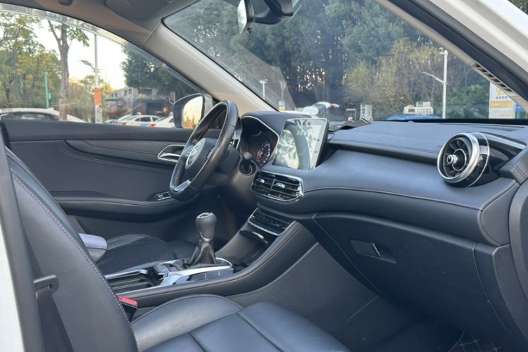 Used MG HS 2019 20T Manual Two-Wheel Drive Luxury Edition China VI Standard Interior 9