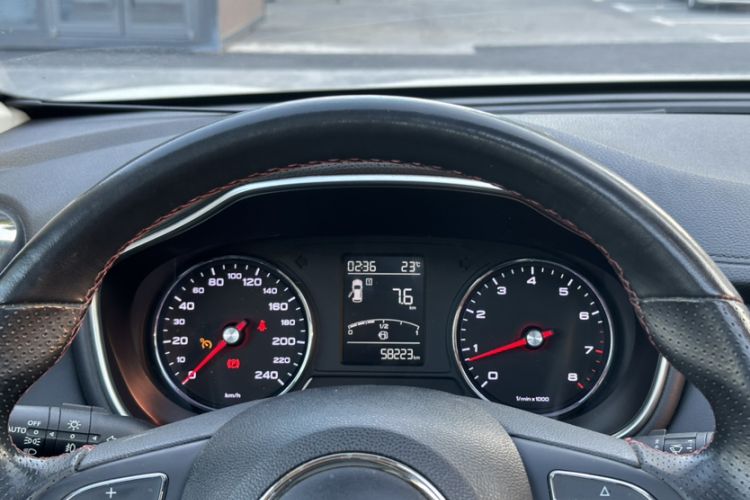 Used MG HS 2019 20T Manual Two-Wheel Drive Luxury Edition China VI Standard Odometer Close Up