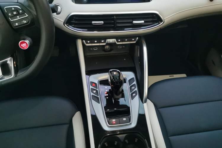 Used MG Pilot 2021 300TGI Automatic Two-Wheel Drive Trophy Prestige Edition Gear Lever