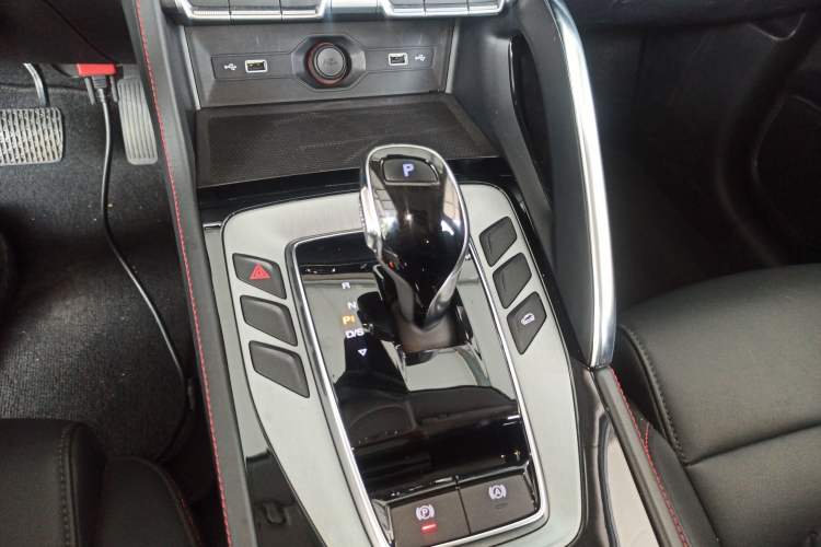 Used MG Pilot 2021 300TGI Automatic Two-Wheel Drive Fuel-Efficient Luxury Edition Gear Lever