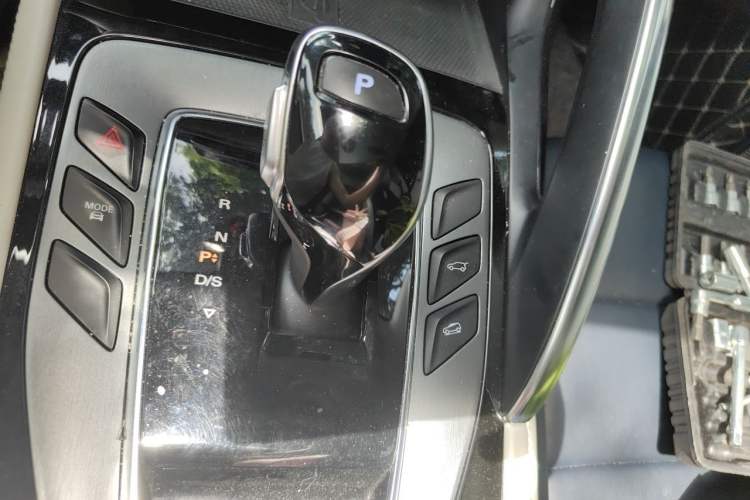 Used MG Pilot 2021 300TGI Automatic Two-Wheel Drive Trophy Prestige Edition Gear Lever