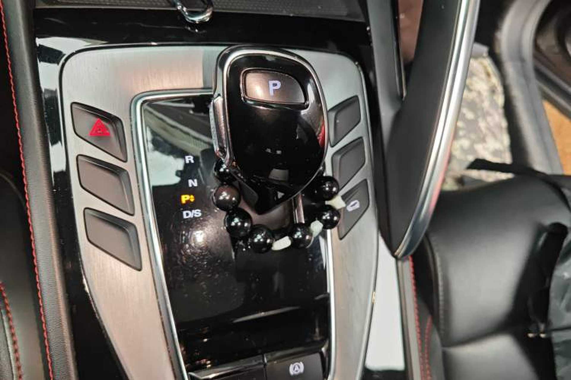 Used MG Pilot 2021 300TGI Automatic Two-Wheel Drive Fuel-Efficient Luxury Edition Gear Lever