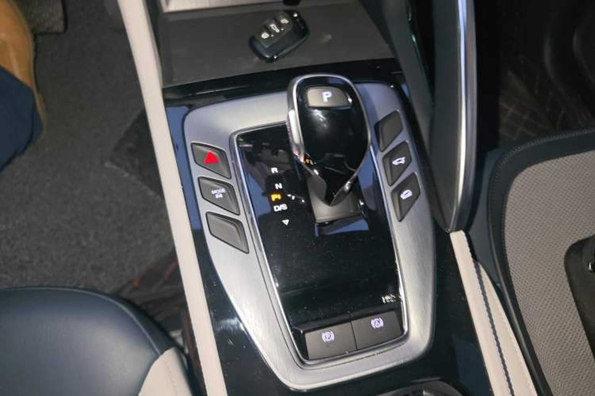 Used MG Pilot 2021 300TGI Automatic Two-Wheel Drive Trophy Deluxe Edition Gear Lever