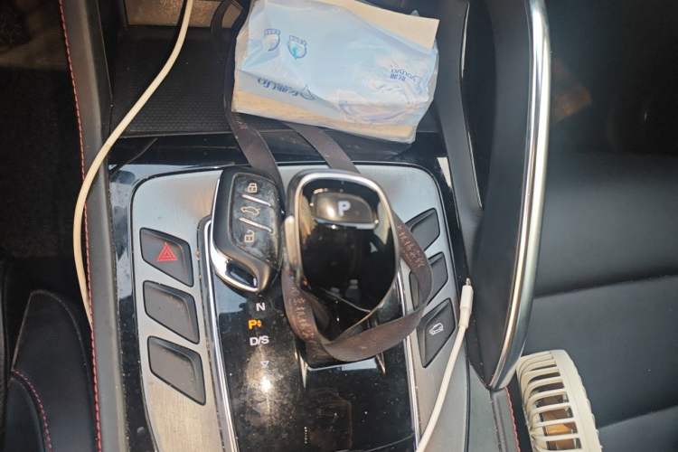 Used MG Pilot 2021 300TGI Automatic Two-Wheel Drive Fuel-Efficient Luxury Edition Gear Lever