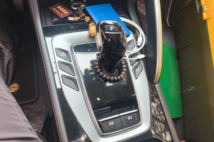 Used MG Pilot 2021 300TGI Automatic Two-Wheel Drive Fuel-Efficient Luxury Edition Gear Lever