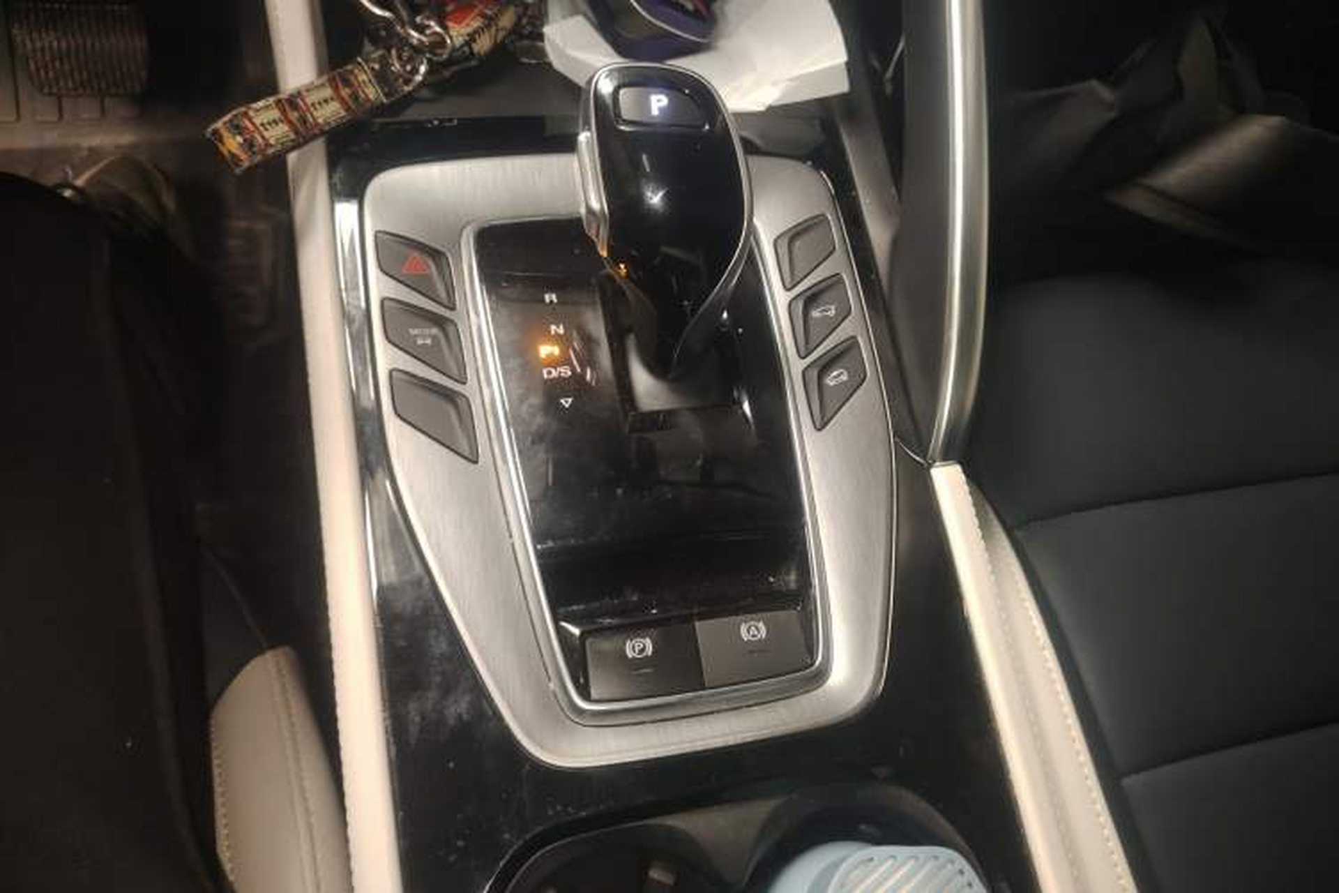 Used MG Pilot 2021 300TGI Automatic Two-Wheel Drive Trophy Prestige Edition Gear Lever