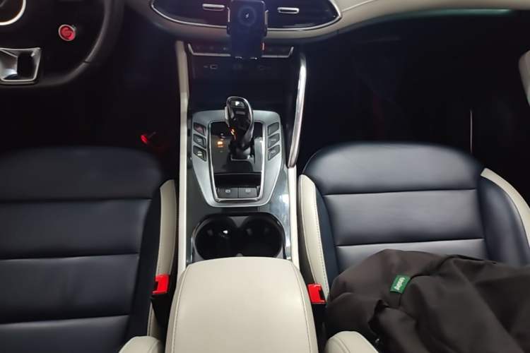 Used MG Pilot 2021 400TGI Automatic Two-Wheel Drive Trophy Flagship Edition Gear Lever