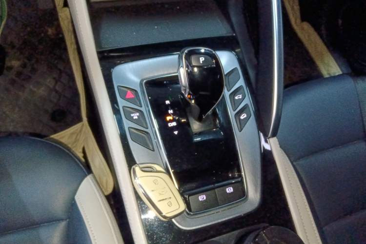 Used MG Pilot 2021 300TGI Automatic Two-Wheel Drive Trophy Prestige Edition Gear Lever