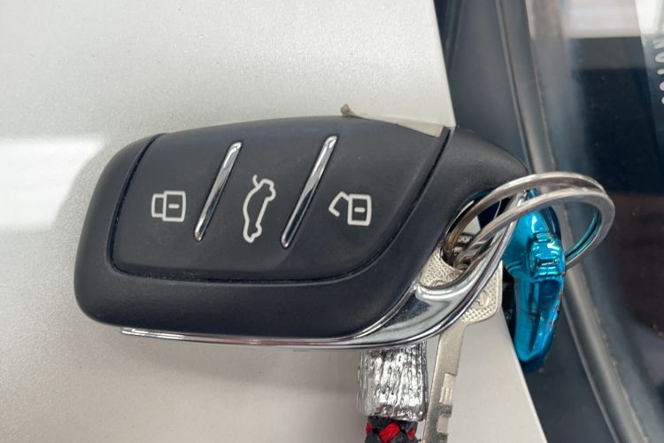 Used MG Pilot 2021 300TGI Automatic Two-Wheel Drive Fuel-Efficient Luxury Edition Vehicle Key