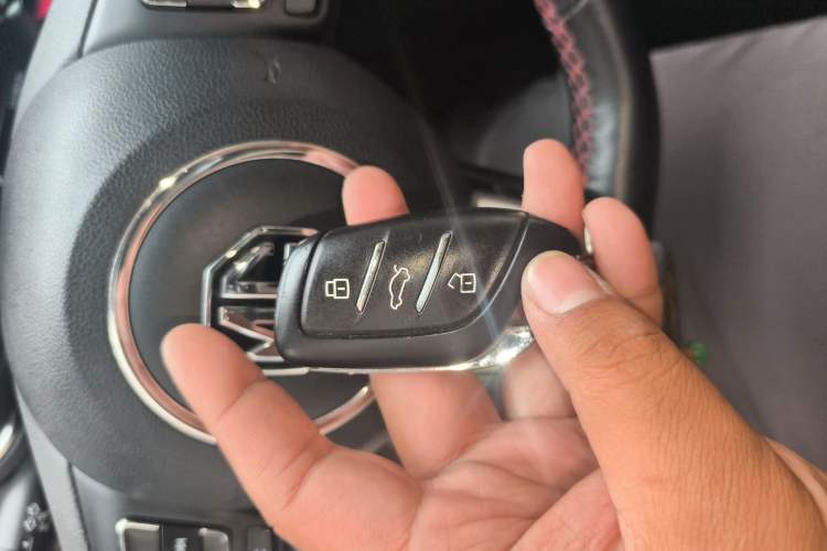 Used MG Pilot 2021 300TGI Automatic Two-Wheel Drive Fuel-Efficient Luxury Edition Vehicle Key
