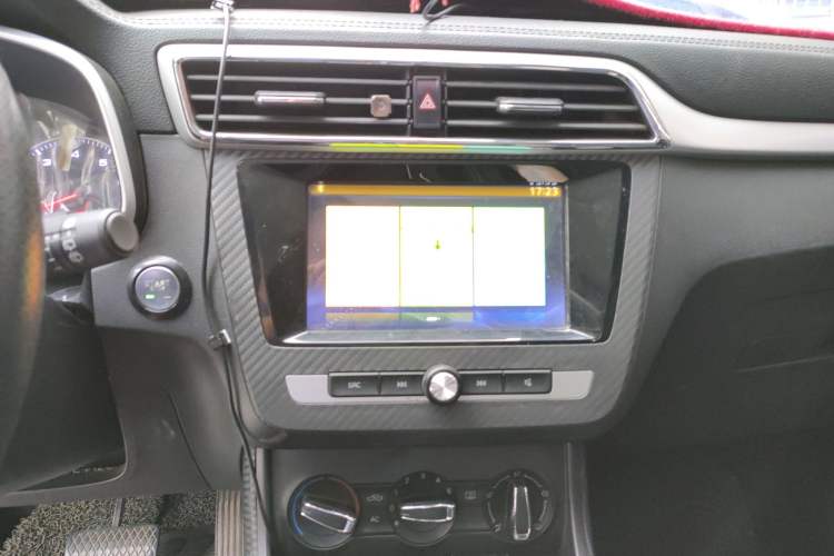 Used MG ZS 2017 1.5L Automatic Luxury Edition Audio And AC Panel