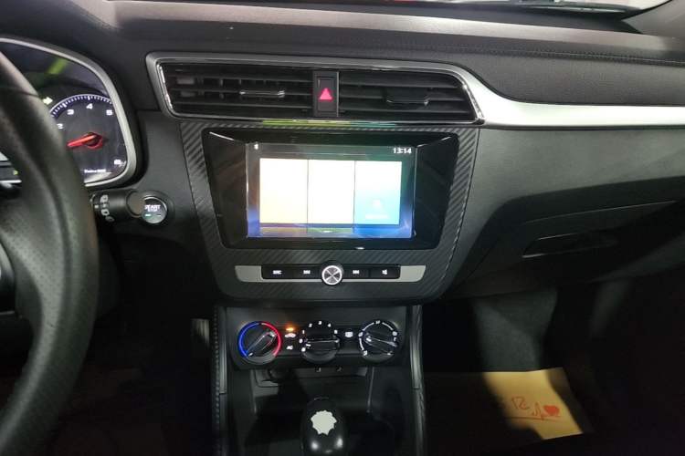 Used MG ZS 2017 1.5L Automatic Luxury Edition Audio And AC Panel