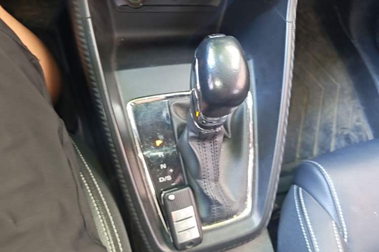 Used MG ZS 2017 1.5L Automatic Luxury Edition Gear Lever