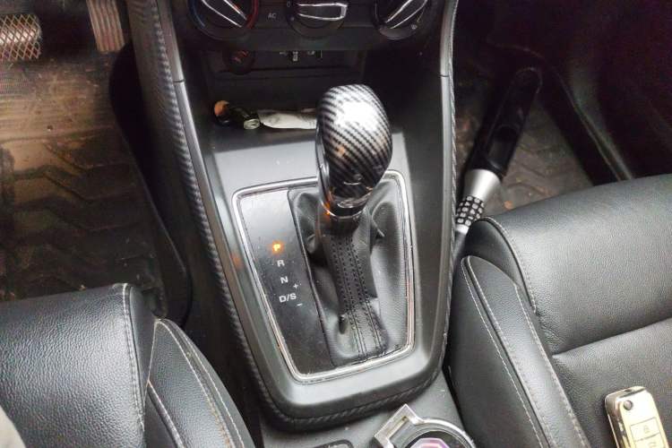 Used MG ZS 2017 1.5L Automatic Luxury Edition Gear Lever