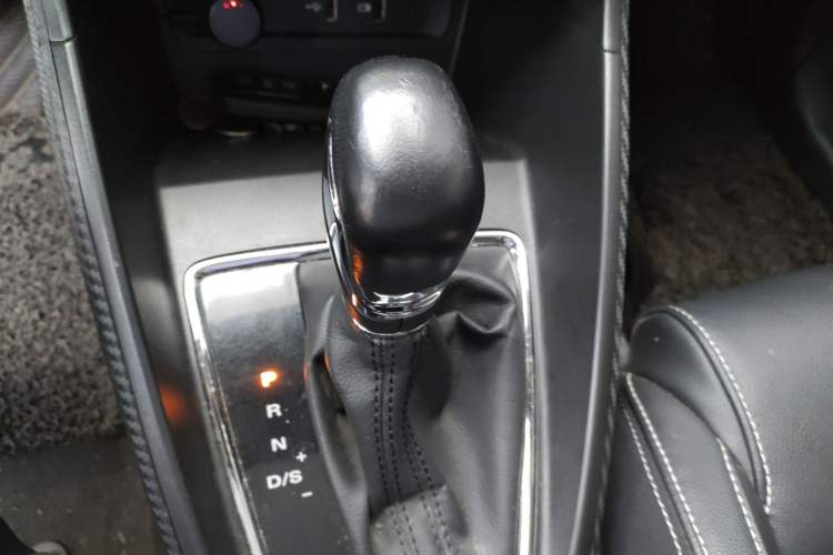 Used MG ZS 2017 1.5L Automatic Luxury Edition Gear Lever