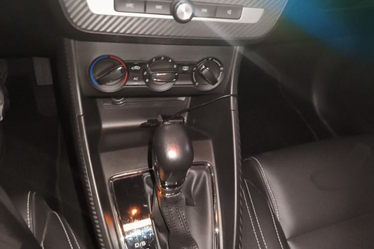 Used MG ZS 2017 1.5L Automatic Luxury Edition Gear Lever