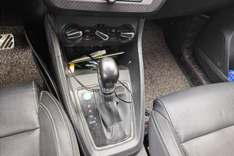 Used MG ZS 2017 1.5L Automatic Luxury Edition Gear Lever