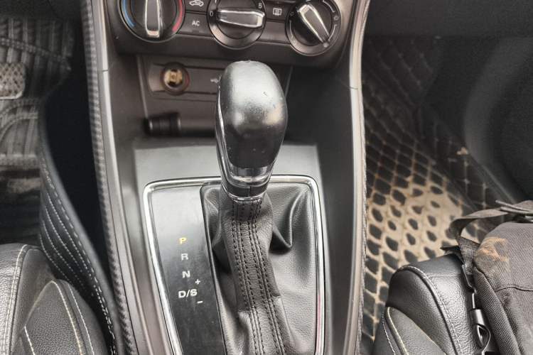 Used MG ZS 2017 1.5L Automatic Luxury Edition Gear Lever