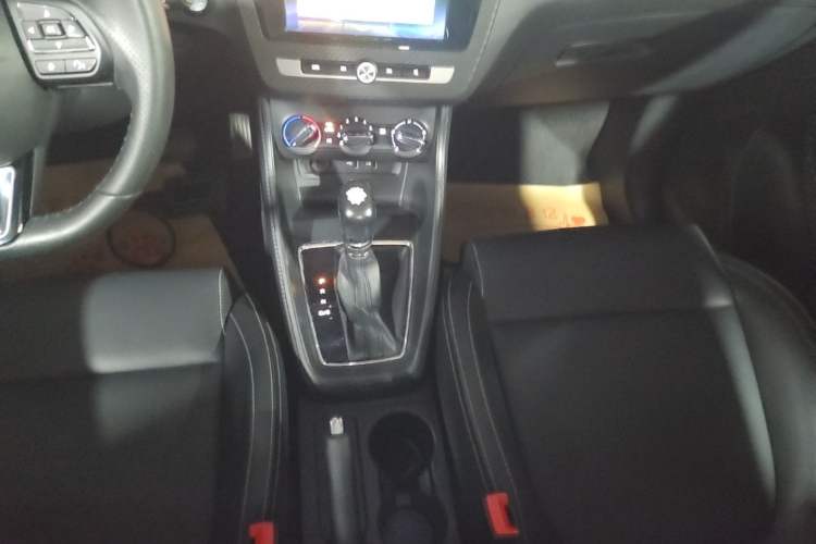 Used MG ZS 2017 1.5L Automatic Luxury Edition Gear Lever