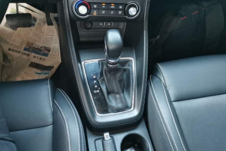 Used MG ZS 2017 1.5L Automatic Luxury Internet Edition Gear Lever