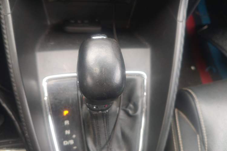 Used MG ZS 2017 1.5L Automatic Luxury Edition Gear Lever