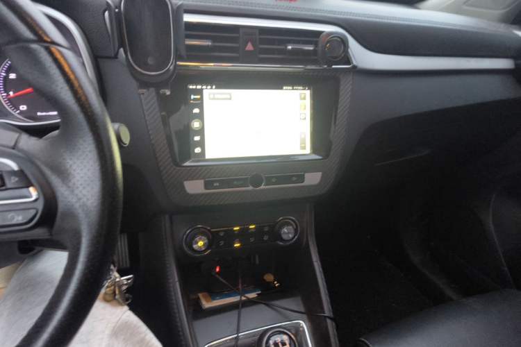 Used MG ZS 2017 1.5L Manual Deluxe Internet Edition Audio And AC Panel