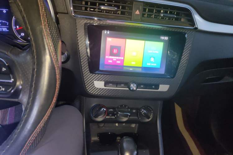Used MG ZS 2017 1.5L Automatic Luxury Edition Audio And AC Panel