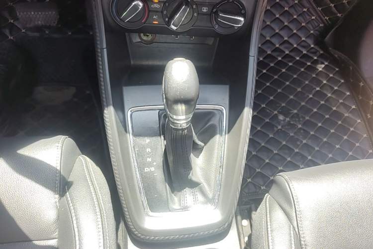 Used MG ZS 2017 1.5L Automatic Luxury Edition Gear Lever