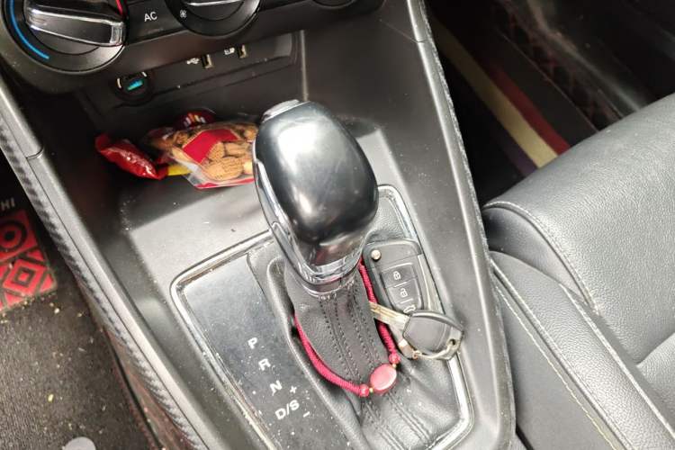 Used MG ZS 2017 1.5L Automatic Luxury Edition Gear Lever