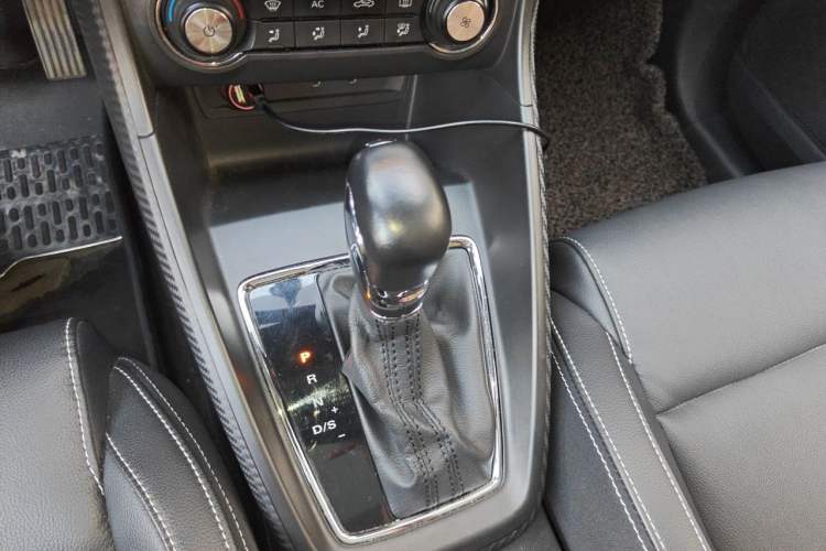 Used MG ZS 2017 1.5L Automatic Luxury Internet Edition Gear Lever