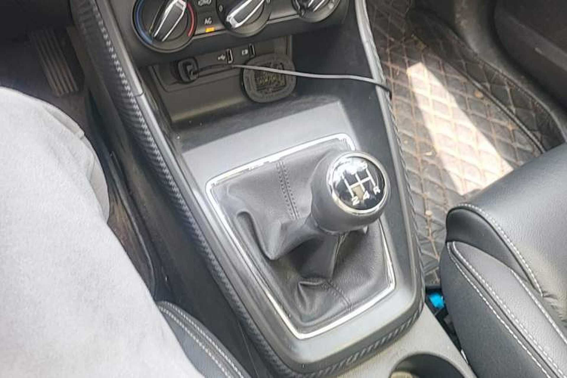 Used MG ZS 2017 1.5L Manual Luxury Edition Gear Lever