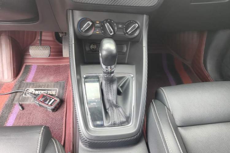 Used MG ZS 2017 1.5L Automatic Luxury Edition Gear Lever