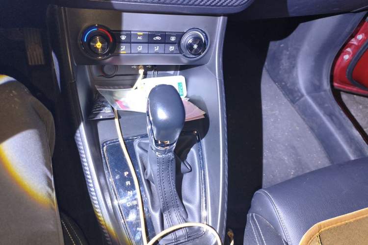 Used MG ZS 2017 1.5L Automatic Luxury Internet Edition Gear Lever