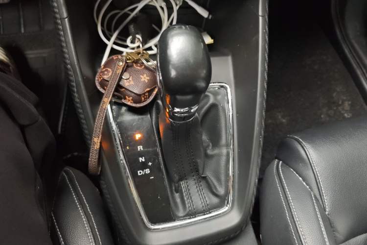 Used MG ZS 2017 1.5L Automatic Luxury Edition Gear Lever
