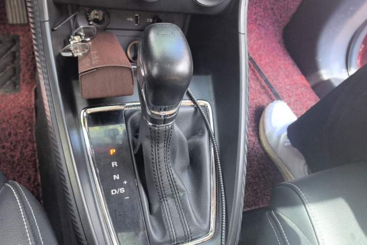 Used MG ZS 2017 1.5L Automatic Luxury Edition Gear Lever