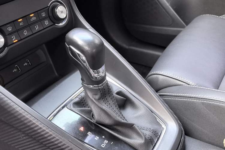 Used MG ZS 2017 1.5L Automatic Luxury Internet Edition Gear Lever