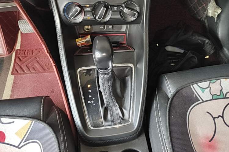 Used MG ZS 2017 1.5L Automatic Luxury Edition Gear Lever