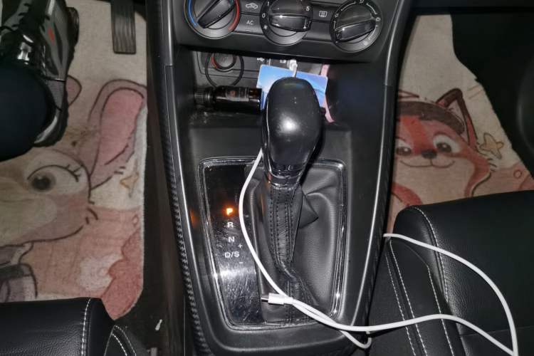 Used MG ZS 2017 1.5L Automatic Luxury Edition Gear Lever