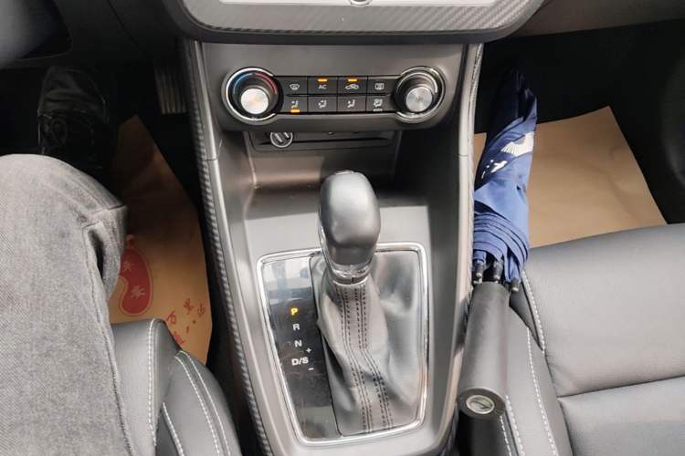 Used MG ZS 2017 1.5L Automatic Luxury Internet Edition Gear Lever