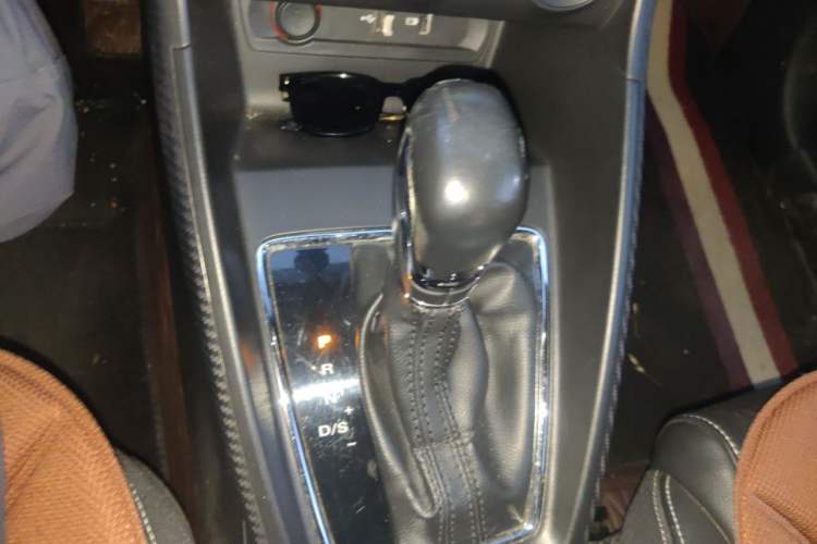 Used MG ZS 2017 1.5L Automatic Luxury Edition Gear Lever