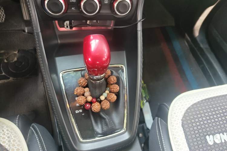 Used MG ZS 2017 1.5L Automatic Luxury Edition Gear Lever