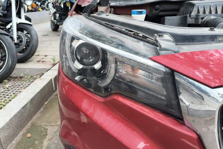 Used MG ZS 2017 1.5L Automatic Luxury Edition Right Front Headlight