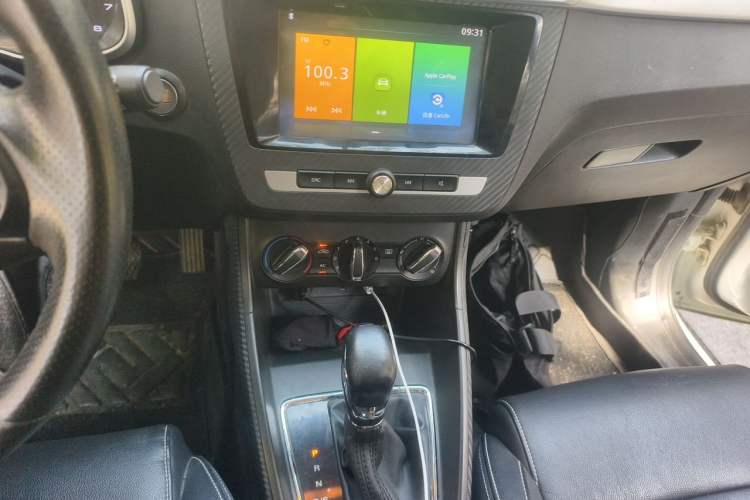 Used MG ZS 2017 1.5L Automatic Luxury Edition Audio And AC Panel