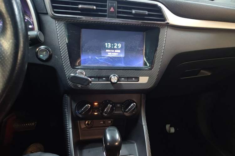 Used MG ZS 2017 1.5L Automatic Luxury Edition Audio And AC Panel