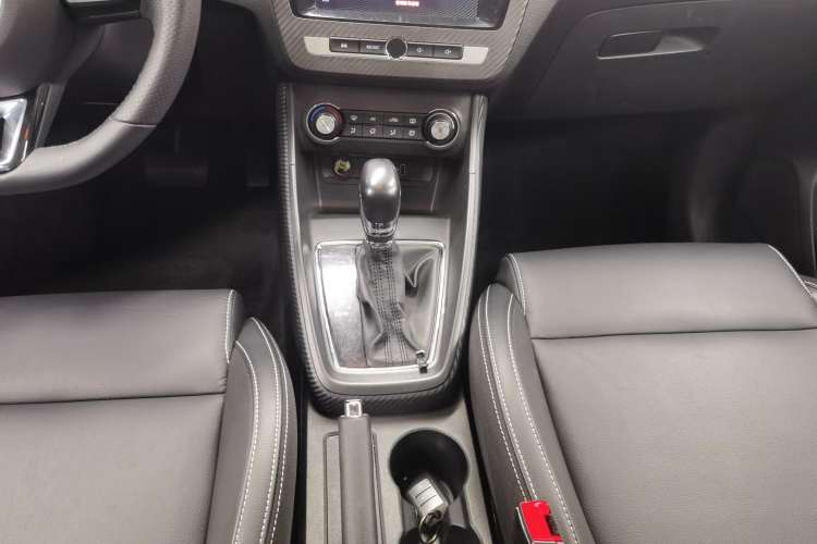 Used MG ZS 2017 1.5L Automatic Luxury Internet Edition Gear Lever