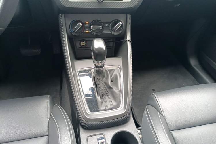 Used MG ZS 2017 1.5L Automatic Luxury Edition Gear Lever