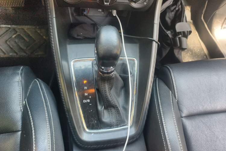 Used MG ZS 2017 1.5L Automatic Luxury Edition Gear Lever