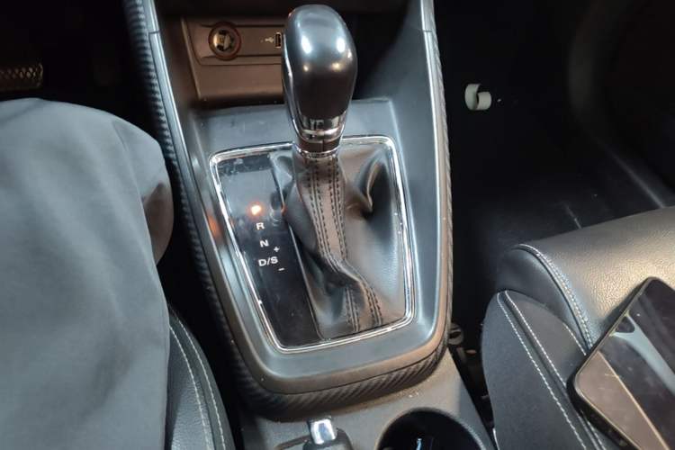 Used MG ZS 2017 1.5L Automatic Luxury Edition Gear Lever