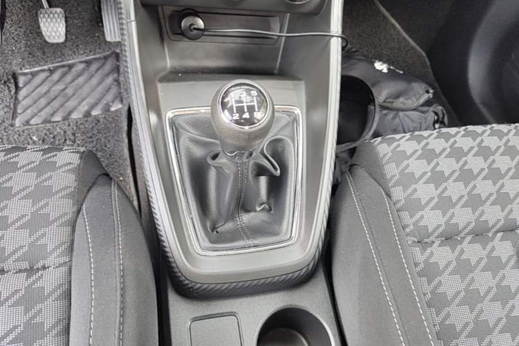 Used MG ZS 2017 1.5L Manual Fashion Edition Gear Lever